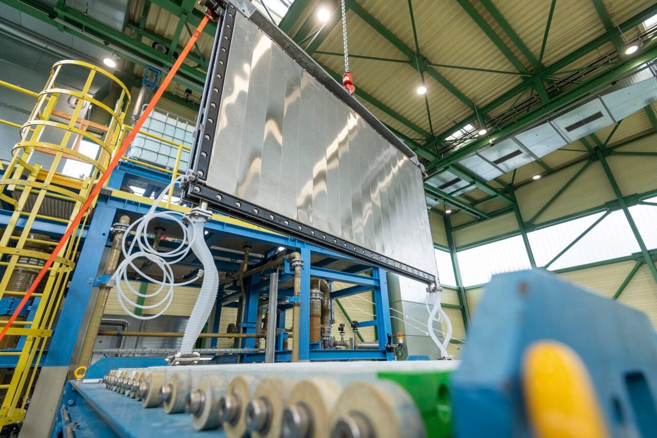 thyssenkrupp nucera to deliver electrolyzers for Air Products’ H2
