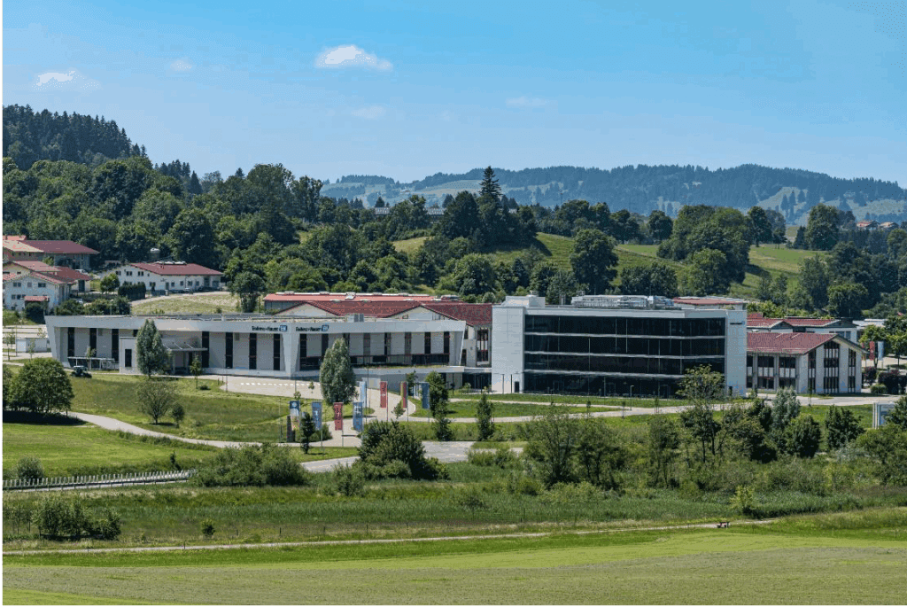 The new Endress+Hauser Temperature+System Products building in Nesselwang (front right in the
picture) offers 3,500 square meters of floor space.