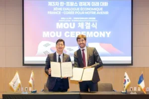 GS Caltex had signed a comprehensive memorandum of understanding (MOU) with Veolia, a global environmental solutions company, on April 3 to innovate utility operations and strengthen sustainability at its Yeosu Complex. (From left: GS Caltex CEO Saehong Hur; Veolia Senior Executive Vice President of Business Performance Christophe Maquet)