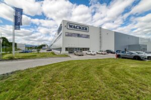 At WACKER’s new Czech based production site in Karlovy Vary, WACKER will produce silicones for the growth markets of electromobility, medical technology and power-grid expansion. Source: WACKER